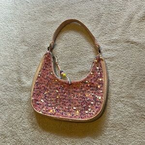 This is a beautifull pink hand bag for kids